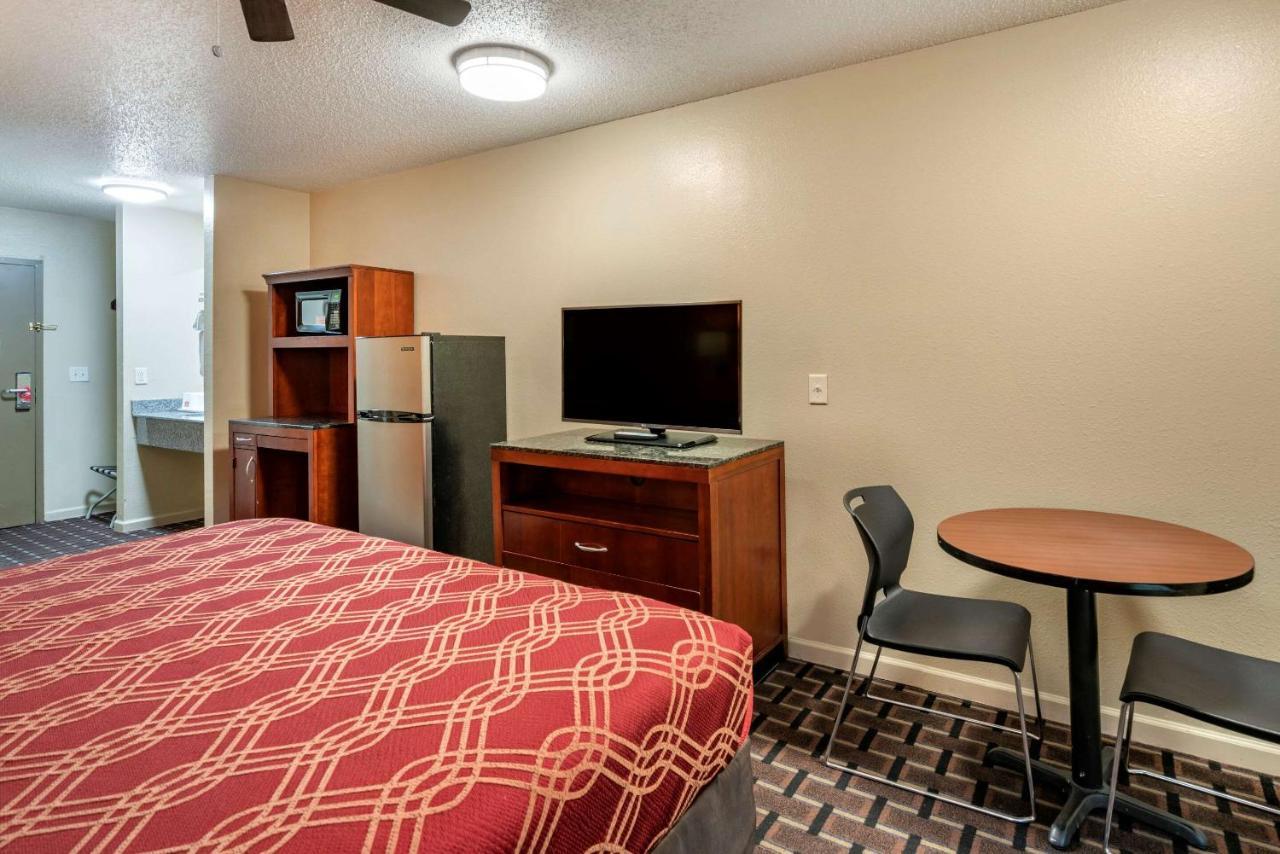 Econo Lodge Inn & Suites Granite City Exteriör bild