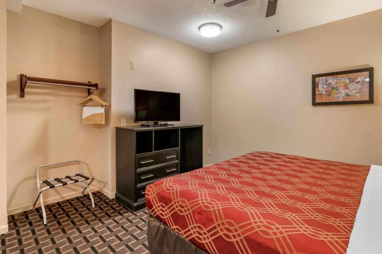 Econo Lodge Inn & Suites Granite City Exteriör bild