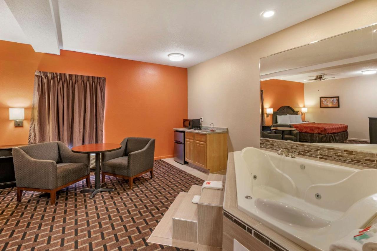Econo Lodge Inn & Suites Granite City Exteriör bild