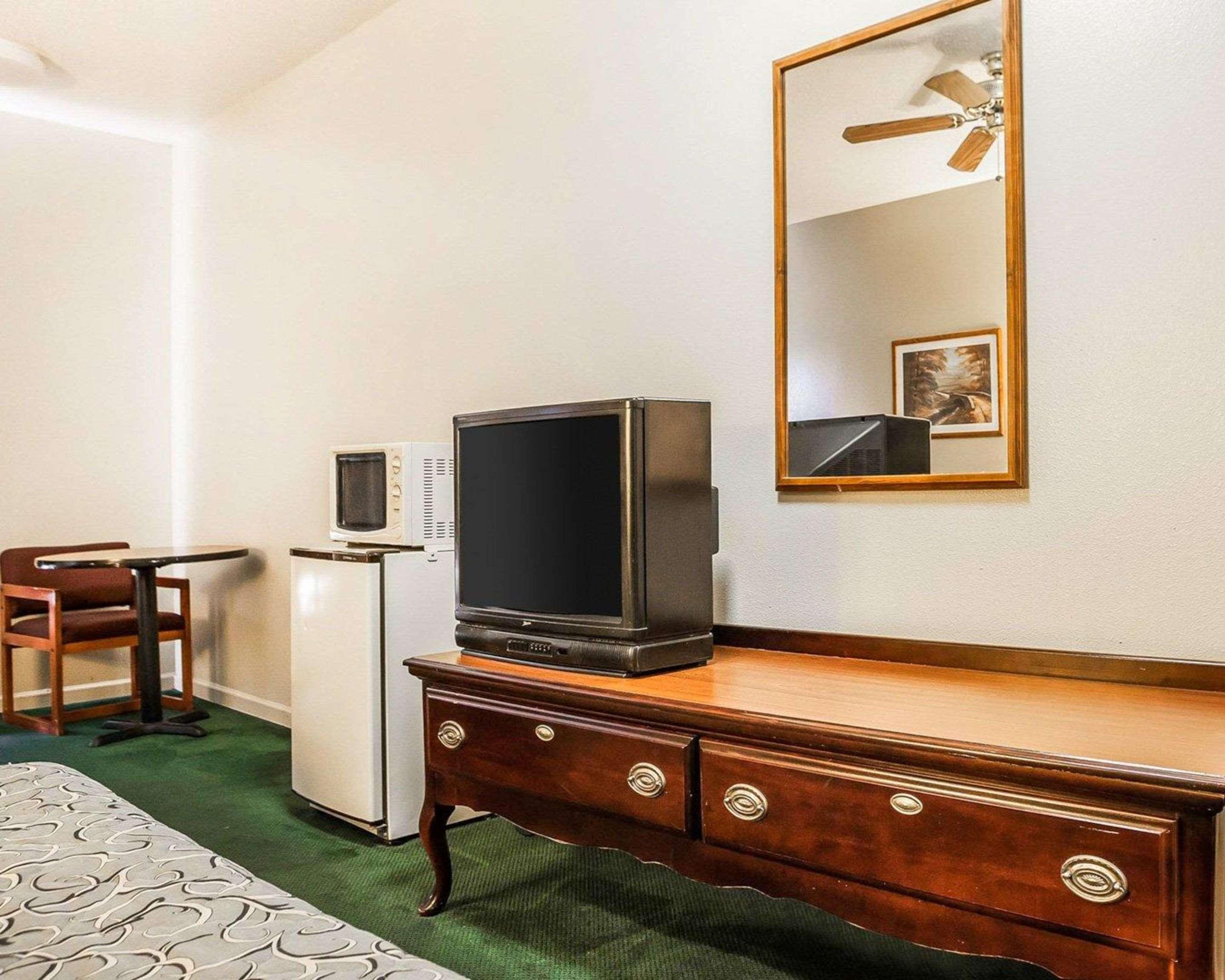 Econo Lodge Inn & Suites Granite City Exteriör bild