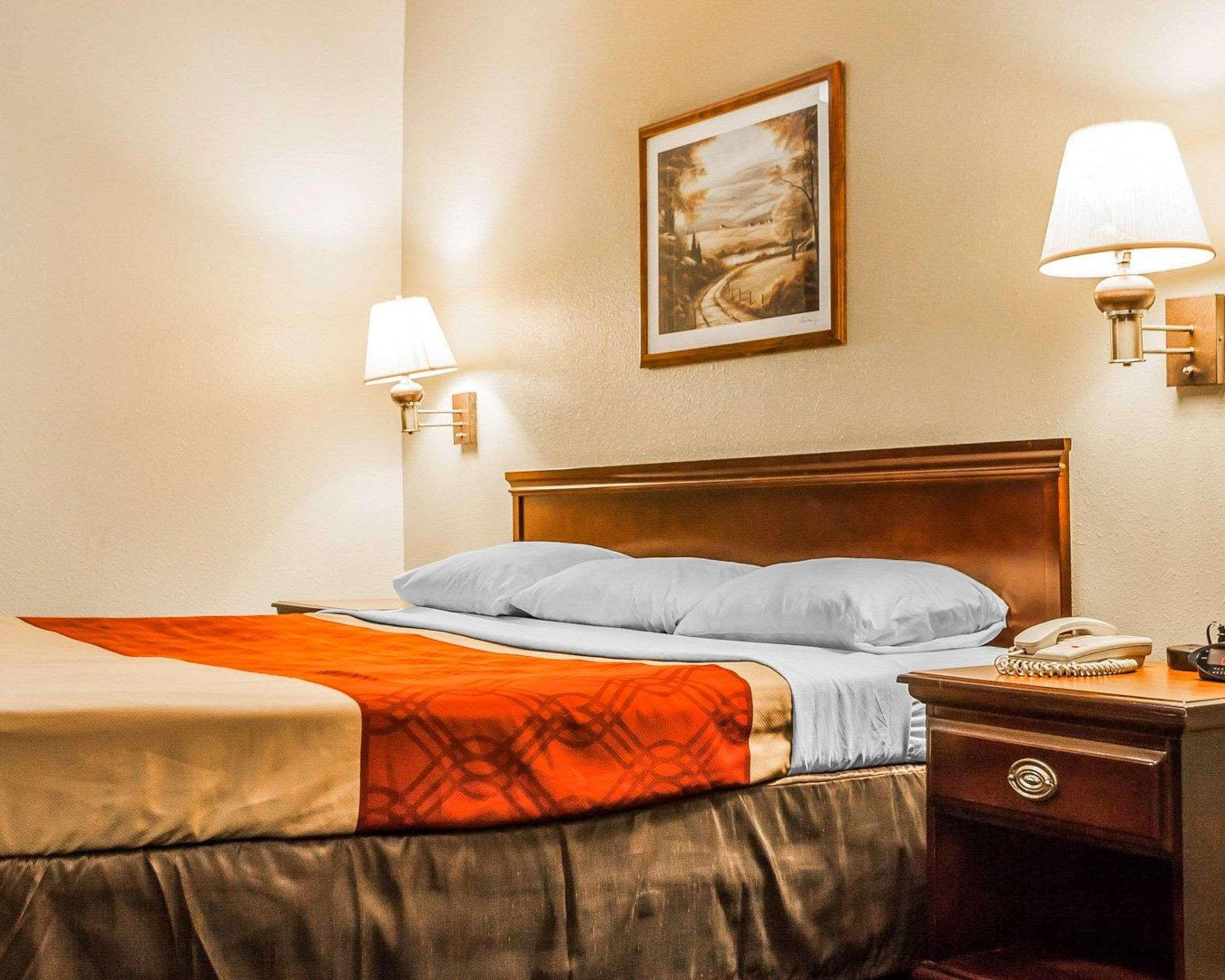 Econo Lodge Inn & Suites Granite City Exteriör bild