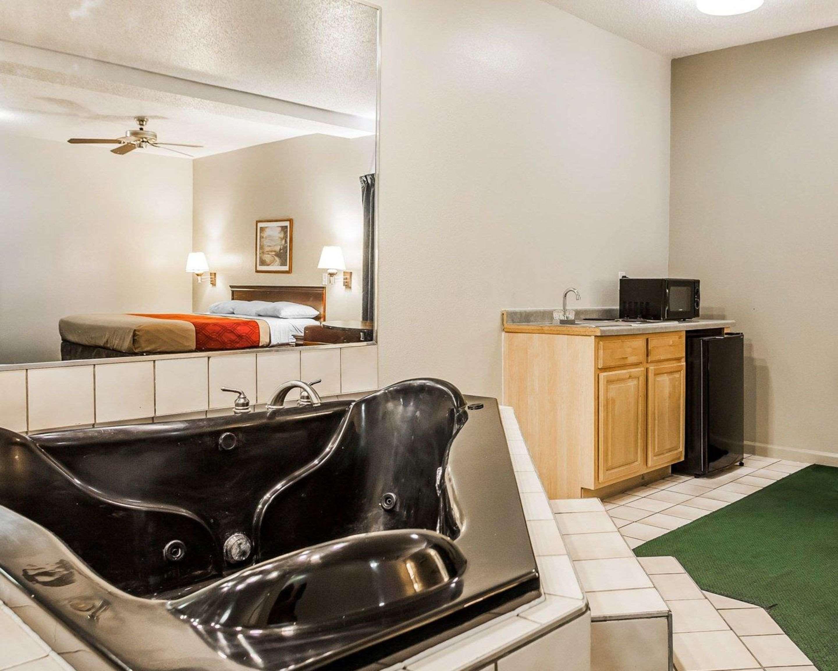 Econo Lodge Inn & Suites Granite City Exteriör bild
