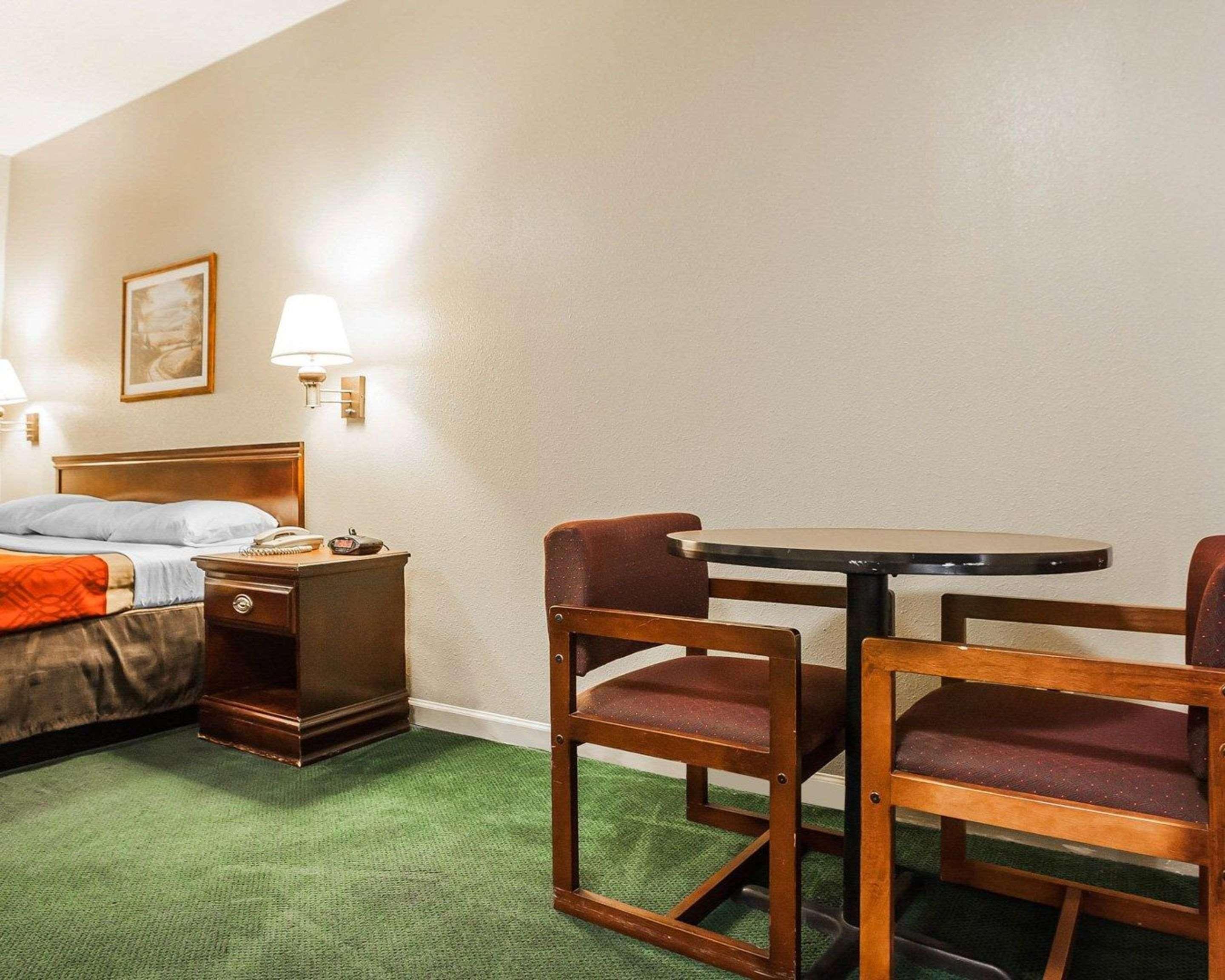 Econo Lodge Inn & Suites Granite City Exteriör bild