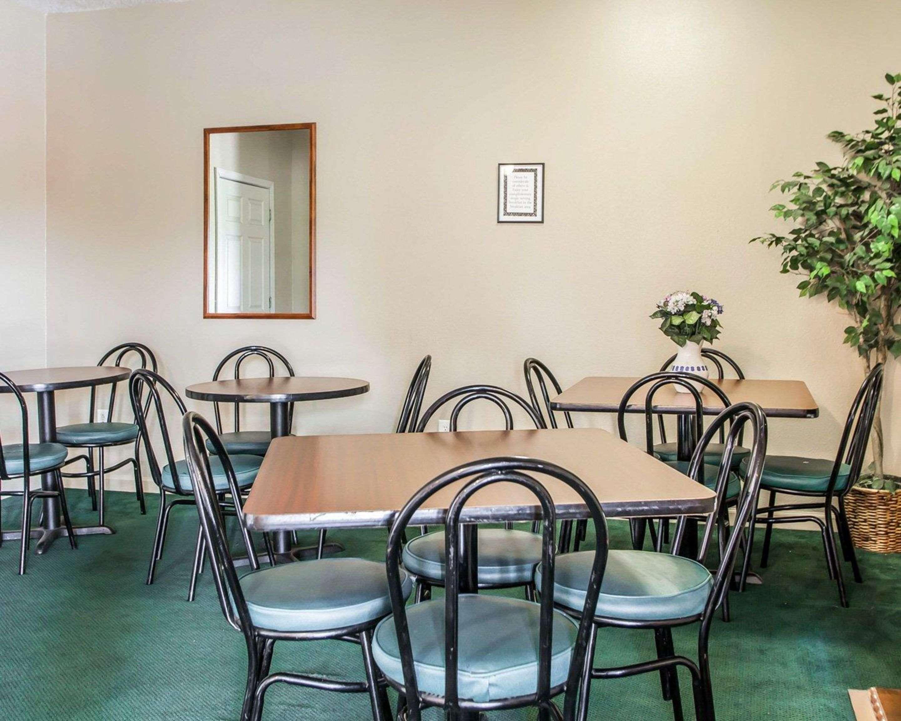 Econo Lodge Inn & Suites Granite City Exteriör bild
