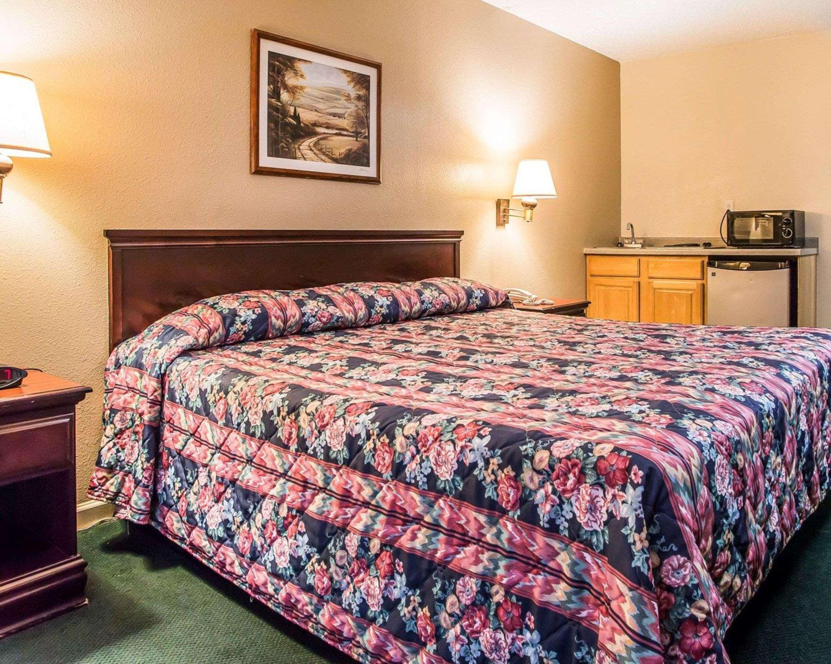Econo Lodge Inn & Suites Granite City Exteriör bild
