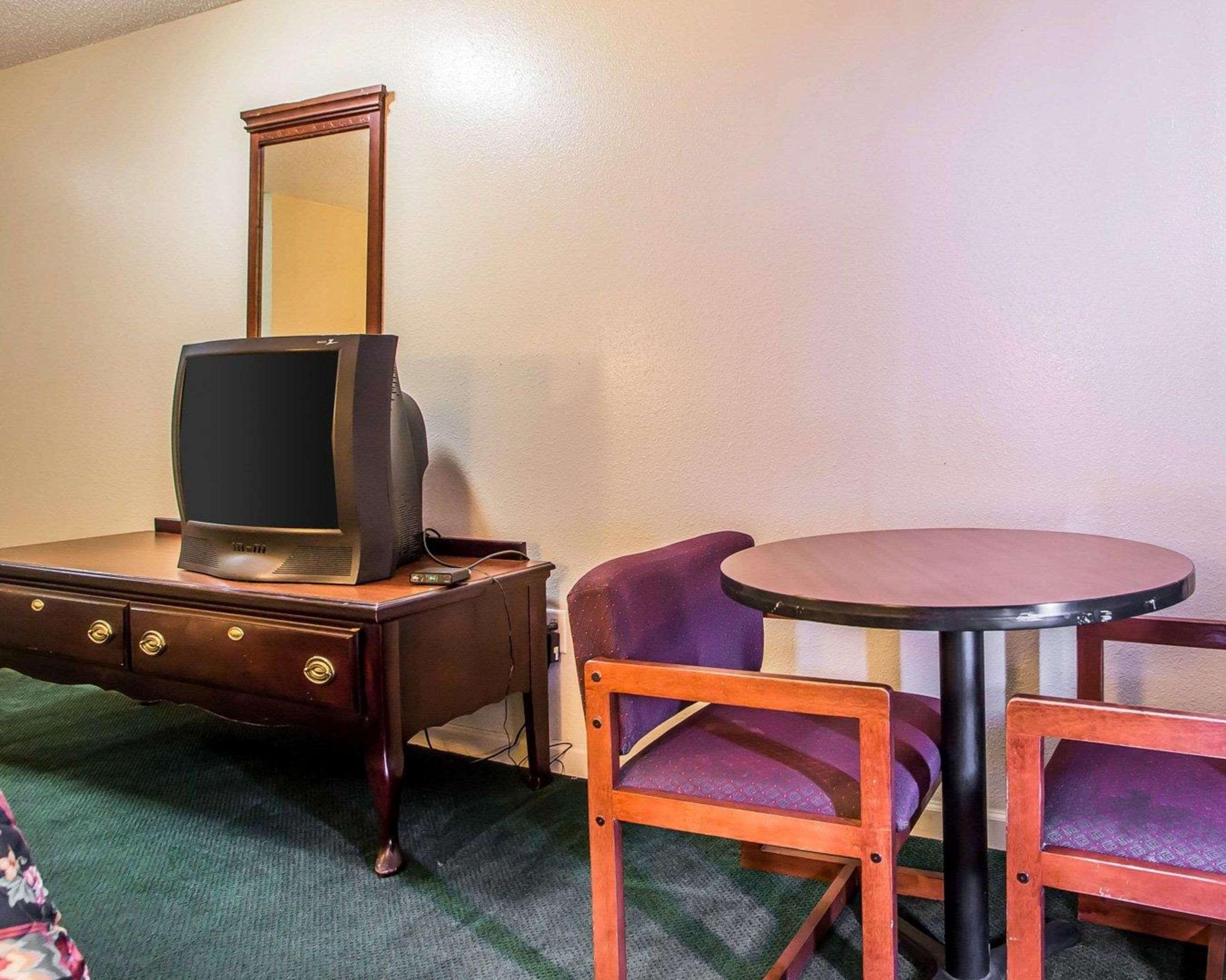 Econo Lodge Inn & Suites Granite City Exteriör bild