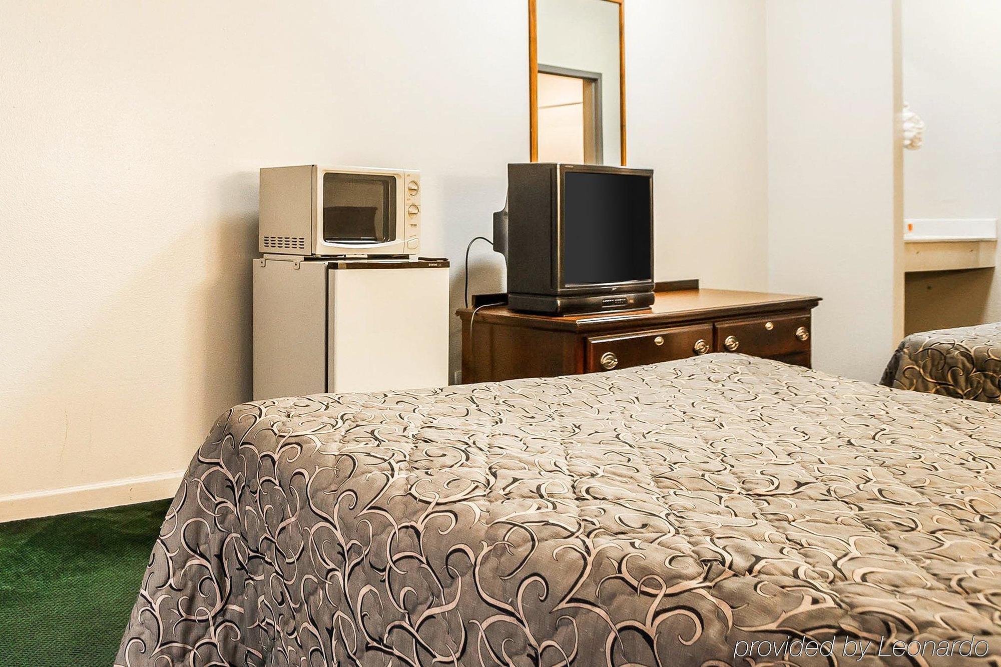 Econo Lodge Inn & Suites Granite City Exteriör bild