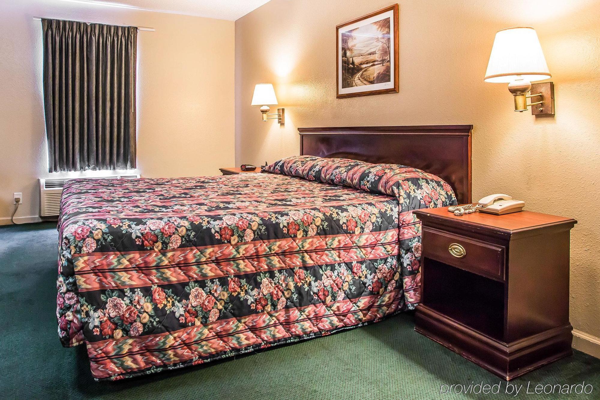 Econo Lodge Inn & Suites Granite City Exteriör bild