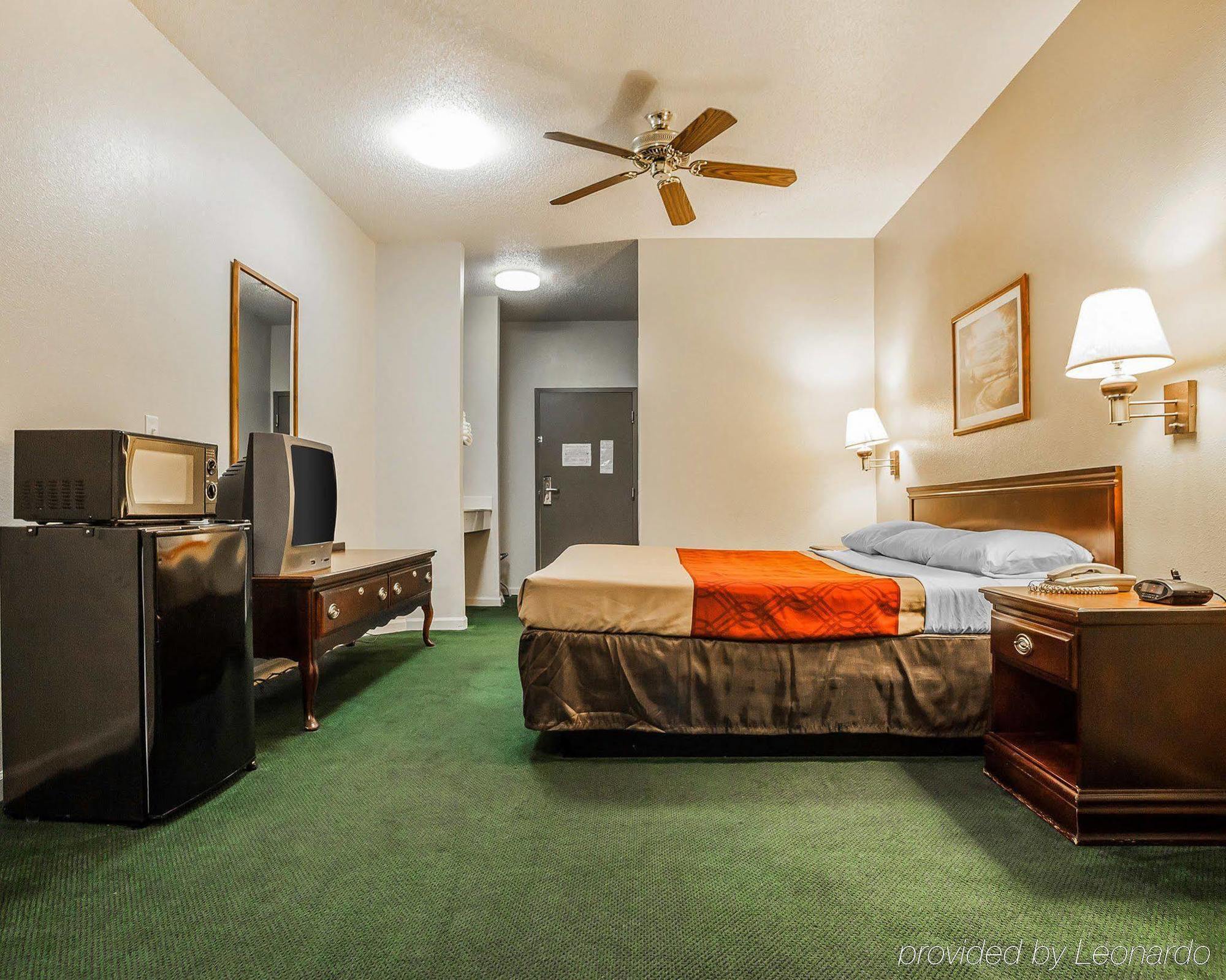 Econo Lodge Inn & Suites Granite City Exteriör bild
