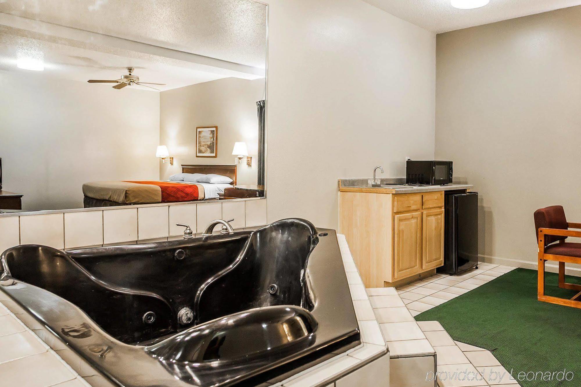 Econo Lodge Inn & Suites Granite City Exteriör bild