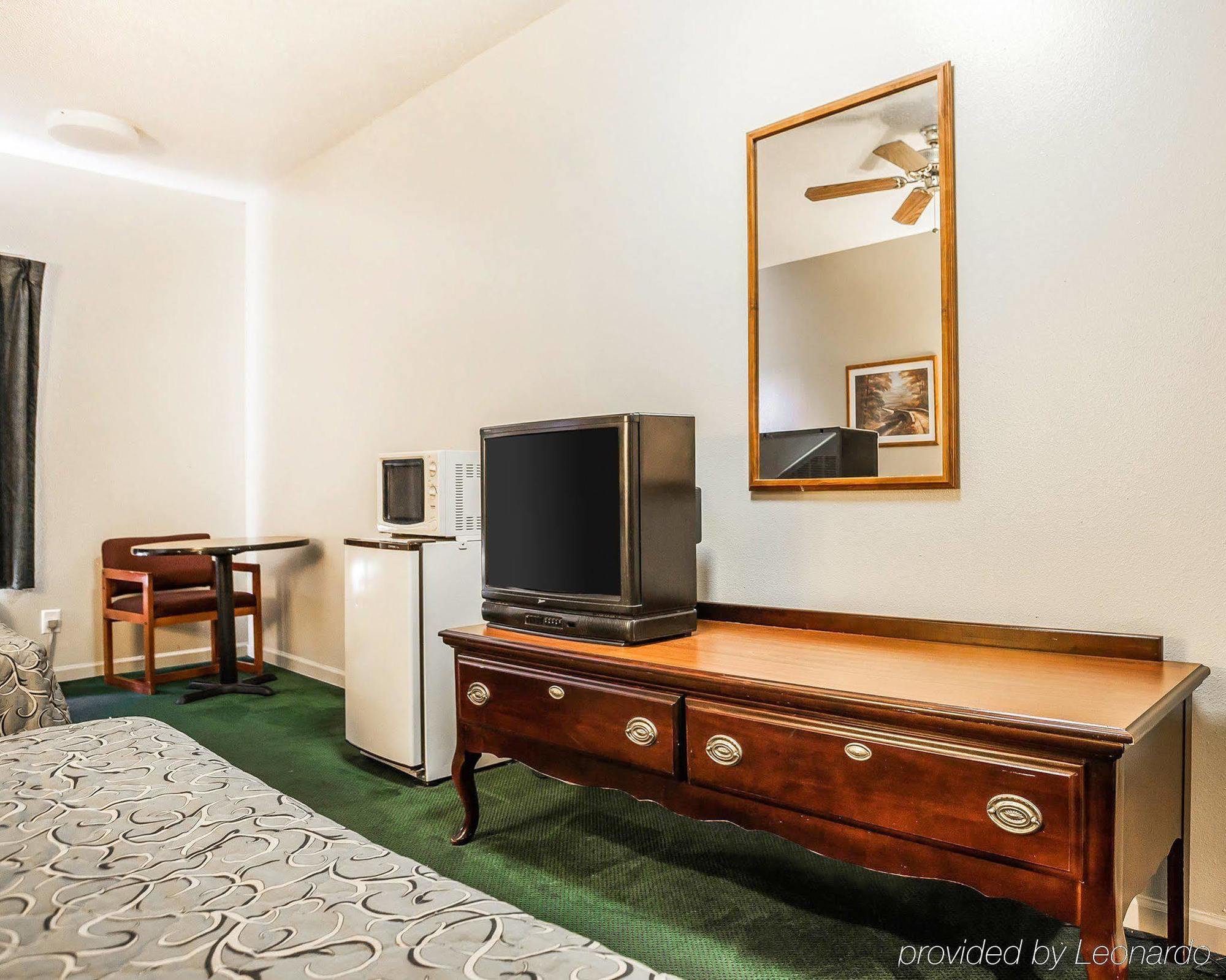 Econo Lodge Inn & Suites Granite City Exteriör bild