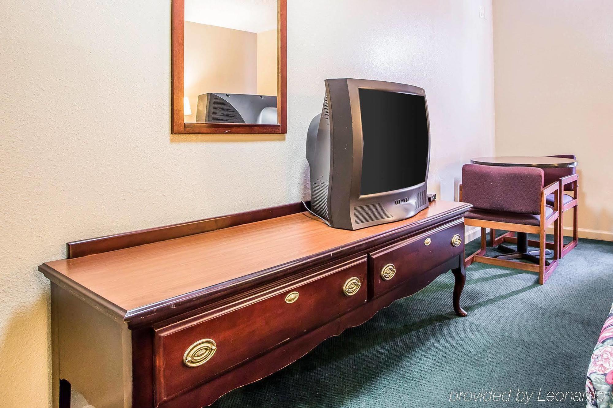 Econo Lodge Inn & Suites Granite City Exteriör bild